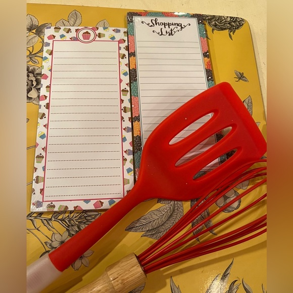 A Whisk A Spatula & 2 60 Page Memo /Shopping Pads w Magnet on Back Valentine Red - Picture 4 of 6